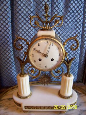 RELOJ DE SOBREMESA DE MARMOL BLANCO