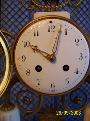 RELOJ DE SOBREMESA DE MARMOL BLANCO