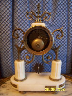 RELOJ DE SOBREMESA DE MARMOL BLANCO