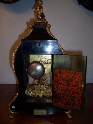 RELOJ DE SOBREMESA CON CANDELABROS