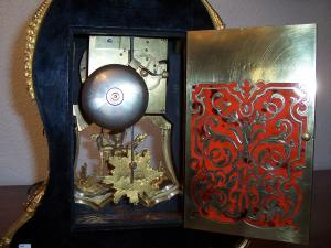 RELOJ DE SOBREMESA CON CANDELABROS