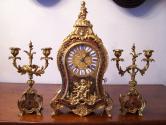 RELOJ DE SOBREMESA CON CANDELABROS. RELOJ FRANCES CARTEL, ESTILO LOUIS XVI DE SOBREMES…